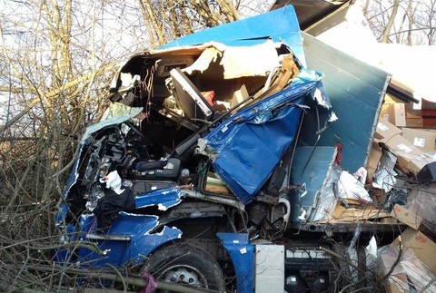 Nehoda dvoch kamiónov a osobného auta.