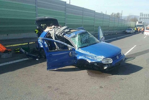 Dopravnú nehodu na R1 neprežila 1 osoba. Dvaja ďalší utrpeli zranenia