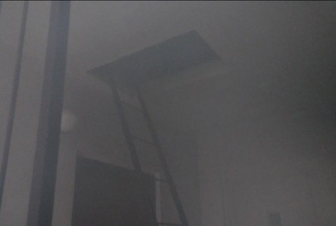 [multi] Obyvatelia horiacej bytovky nepodľahli panike. Evakuovali sa navzájom 2358