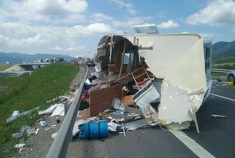 Vážna dopravná nehoda pri Ivachnovej 