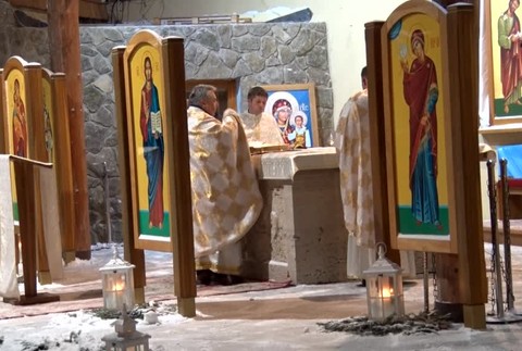 [multi] Polnočná omša, na ktorej vymrznete, ale srdce sa vám roztopí. Veriaci kráčali na pútnickú horu Zvir 1155