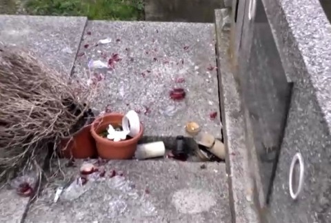 Cintorín v Medzilaborciach zdevastovali malé deti.