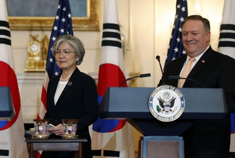 Pompeo a Kang Kjong-wha počas tlačovej besedy