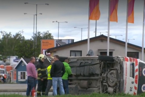 Zrážka sanitky s osobným autom. Zdravotnícke vozidlo sa po ceste šmýkalo niekoľko metrov