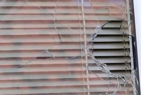 Nahý muž rozbíjal autá