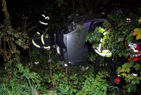 Záhadná nehoda. Auto s fínskymi značkami skončilo v priekope, po posádke ale nebolo ani stopy