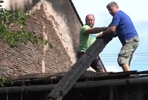 do stodoly udrel blesk