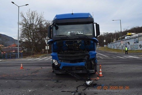 Vodič kamióna nedal prednosť autu, v ktorom sedeli aj deti. 6-ročné dievča previezol do nemocnice vrtuľník