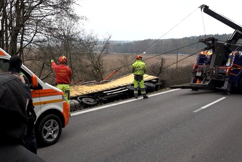 Kamión sa zrútil do priekopy pri Jasenove. Hasiči mali čo robiť, aby ho vytiahli