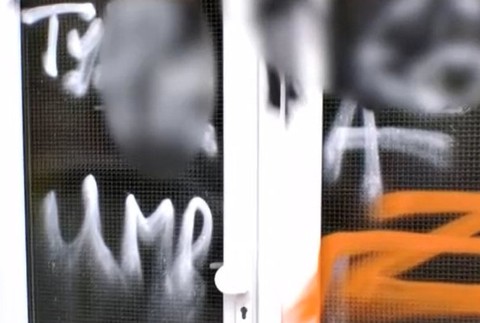 FOTO: Hanlivé nápisy na fasáde a poškodené dvere i okná. Nie je vylúčené, že motívom bola pomsta žene