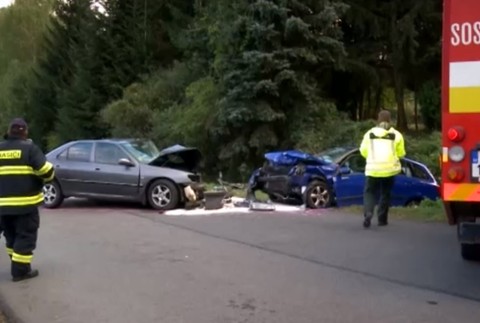 Čelná zrážka dvoch automobilov. Vozidlá po náraze odhodilo