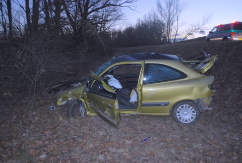 Muž pri venčení psa objavil vrak auta. Z dvoch mladíkov jeden nehodu neprežil