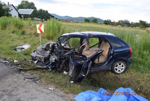 Vážna dopravná nehoda pri Jelšave. Vodiči a spolujazdec utrpeli vážne zranenia 