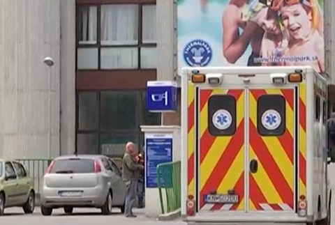 Nahý muž rozbíjal autá