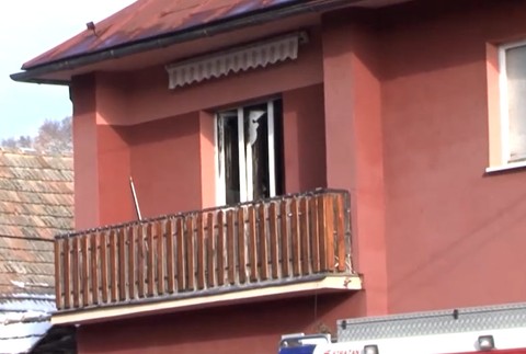 V izbe rodinného domu vznikol požiar, pravdepodobne ho spôsobila nabíjačka v zásuvke