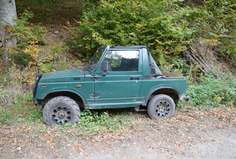 Opitý muž mieril kušou na pracovníkov v lese. Neskôr zbraň vymenil za vzduchovku