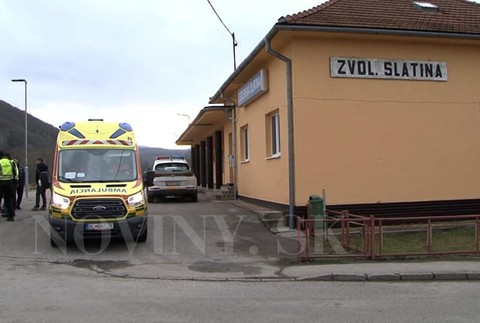 Vlak zachytil muža, ktorý stál príliš blízko pri železničnom priecestí