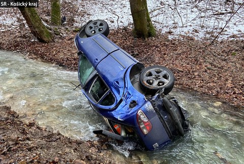 Auto skončilo v potoku