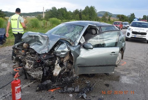 Vážna dopravná nehoda pri Jelšave. Vodiči a spolujazdec utrpeli vážne zranenia 