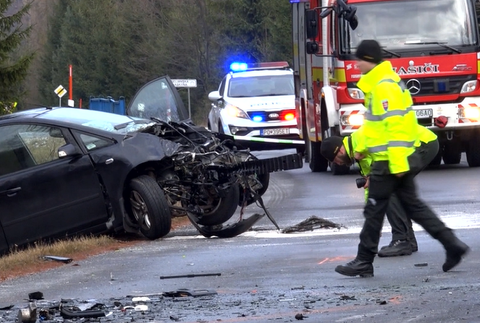 Nehoda dvoch áut si vyžiadala letecký transport. V jednom z áut ostal zakliesnený vodič