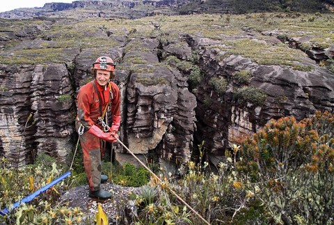 Speleológovia zo Slovenska, Čiech, Chorvátska a Venezuely zrealizovali v priebehu ôsmich rokov vo venezuelských stolových horách niekoľko vedeckých expedícií. Vďaka nim sa im podarilo objaviť aj unikátne jaskynné útvary. Medzi tie najzaujímavejšie patrí p