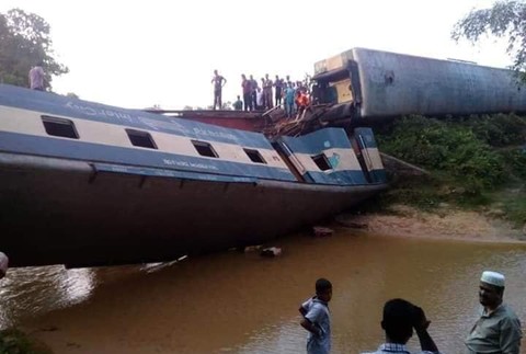 Ku vlakovému nešťastiu došlo v severovýchodnej časti Bangladéša pri prejazde mostu nad kanálom.