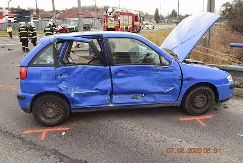 Vodič kamióna nedal prednosť autu, v ktorom sedeli aj deti. 6-ročné dievča previezol do nemocnice vrtuľník