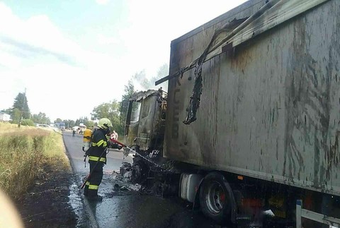 Kamión naložený odpadom začal horieť. Polícia cestu uzavrela