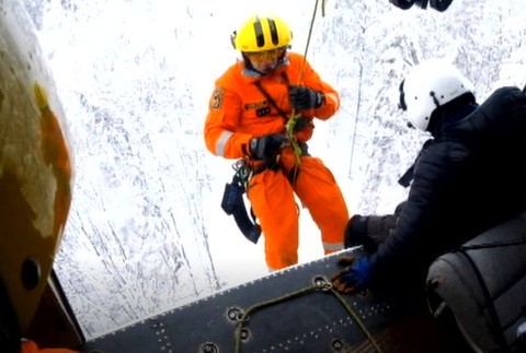 Záchranná akcia v ski areáli. Lyžiari hodiny uviazli na lanovke