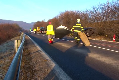 Predbiehanie cez plnú čiaru skončilo nešťastím. Náraz bol taký silný, že vozidlo odhodilo mimo cesty