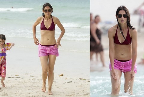 Katie Holmes a dcéra Suri Cruise na pláži v Miami