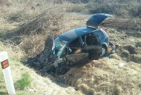 Pri čelnej zrážke zasahoval vrtuľník. Zranili sa dve osoby