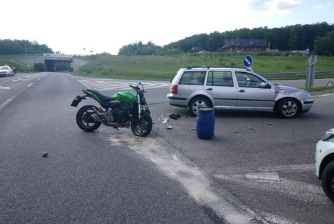 Nehoda pri odbočovaní. Vodič auta nedal prednosť motocyklu