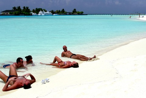 mladí vo vode pláž