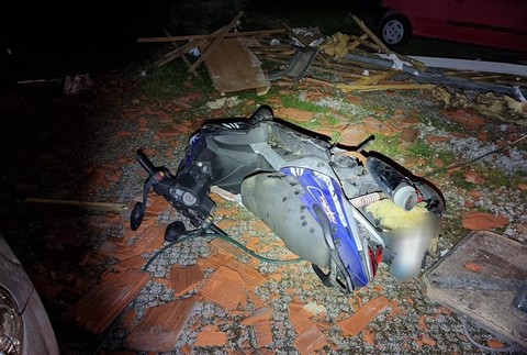 zničená motorka po výbuchu