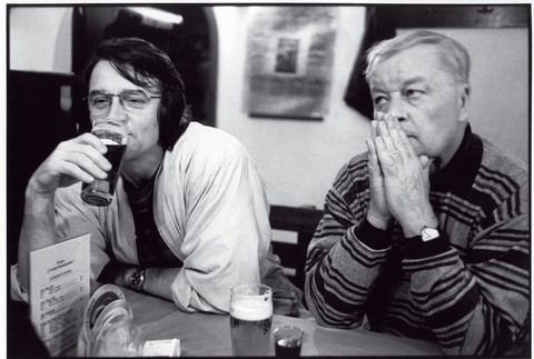 Tanečník Vlastimil Harapes a dramatik Josef Topol u Krále Brabantského v Thunovskej ulici