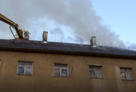 Oheň zachvátil bytovku. Medzi evakuovanými bolo aj 4-mesačné bábätko