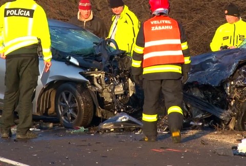 Predbiehanie cez plnú čiaru skončilo nešťastím. Náraz bol taký silný, že vozidlo odhodilo mimo cesty