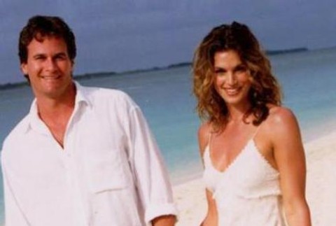 Dokonalá postava topmodelky Cindy Crawford vynikla v krátkych šatách Johna Galliana