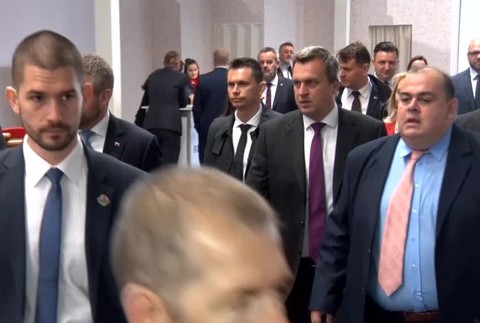 Termín predloženia štátneho rozpočtu je na spadnutie. Koalícia si ale namiesto stretnutia posiela odkazy cez médiá