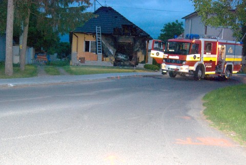 Policajti náraz dom Levice 4 vodič zomrel