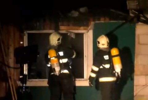 Mimoriadne náročná noc pre hasičov na Spiši. S požiarom bojovali v troch okresoch