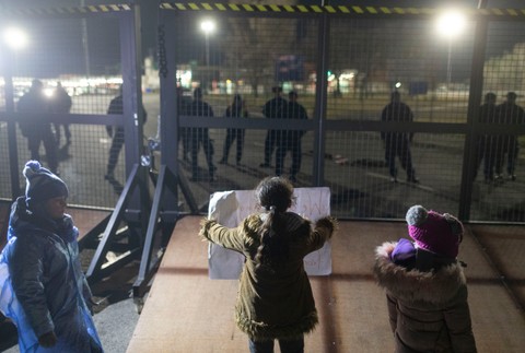 Stovky migrantov sa zhromaždili na hraniciach Srbska s Maďarskom. Úrady odmietli ich vstup na územie EÚ