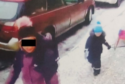 Jana so synom tesne pred zmiznutím