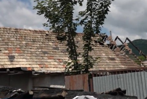 Rodina, ktorá prišla pri požiari o dom, chce radšej peniaze.