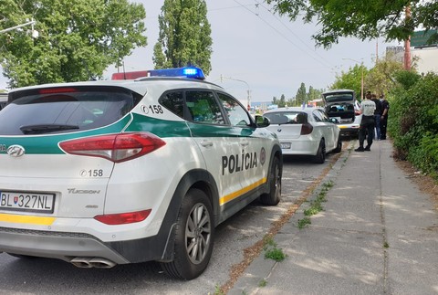 Polícia zasahuje v Bratislave. Pre podozrenie z drogovej činnosti zadržali ženu