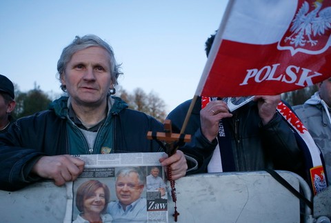 Ľudia, muži, zástavy, Pilsudski námestie, Varšava