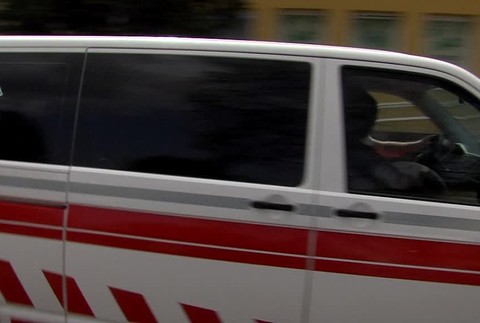 Kopali ho na zemi, aj keď bol už v bezvedomí, tvrdí zbitý mladík