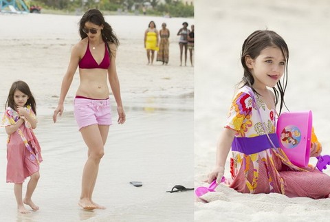 Katie Holmes a dcéra Suri Cruise na pláži v Miami