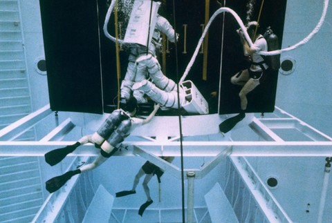 Astronauti_NASA_simulácia pod vodou_asteorid_príprava